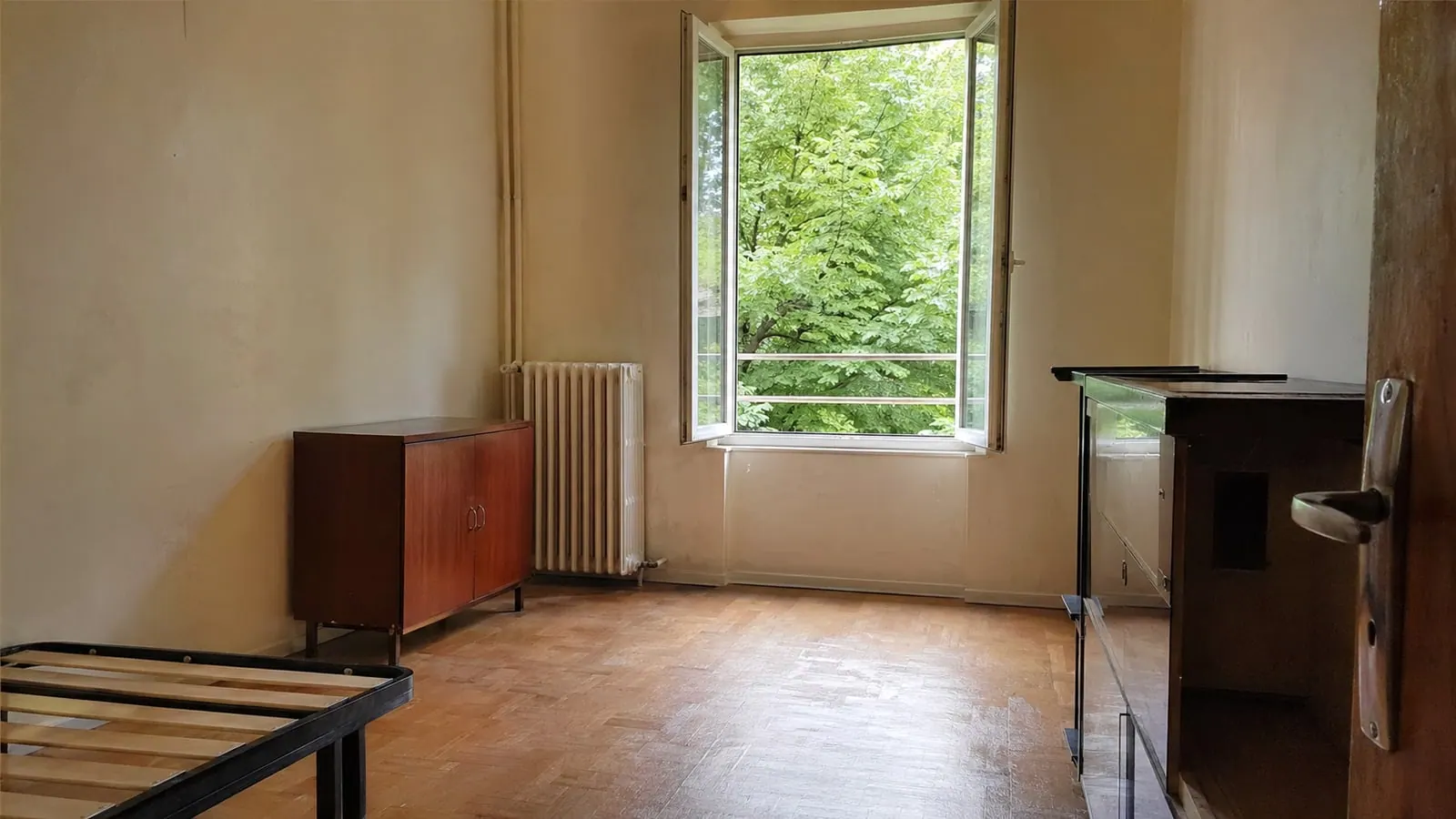 Pièce de logement dégagée nécessitant un nettoyage approfondi